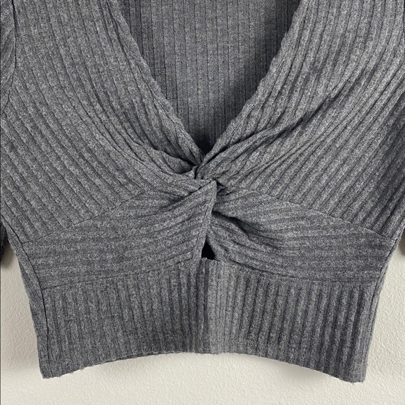 Abercrombie & Fitch Ribbed Knit Short Sleeve Crop Top | V Neck, Ruched/Keyhole - Picture 4 of 14
